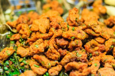 Kızarmış balık patty, Bangkok, Tayland gece pazarında Satılık.