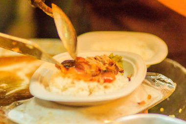 Satıcıya pişirme ve komposto domuz bacak pirinç, Bangkok, Tayland gece pazarı için satış sırasında kapatın. Demlenmiş Domuz eti bacak pirinç veya Khao Kha Moo popüler sokak gıda Tayland olduğunu