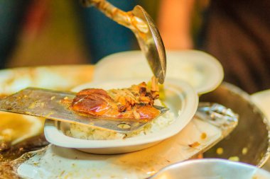 Satıcıya pişirme ve komposto domuz bacak pirinç, Bangkok, Tayland gece pazarı için satış sırasında kapatın. Demlenmiş Domuz eti bacak pirinç veya Khao Kha Moo popüler sokak gıda Tayland olduğunu