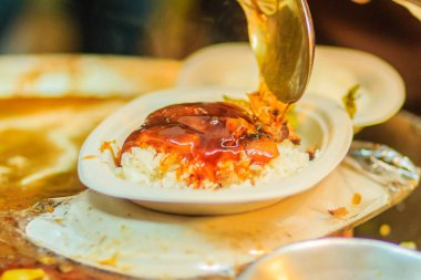 Satıcıya pişirme ve komposto domuz bacak pirinç, Bangkok, Tayland gece pazarı için satış sırasında kapatın. Demlenmiş Domuz eti bacak pirinç veya Khao Kha Moo popüler sokak gıda Tayland olduğunu