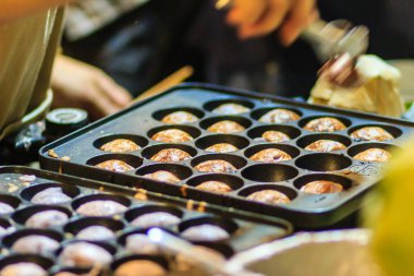 Satıcı Khanom için yemek khrok veya Hindistan cevizi-pirinç krep, eski Tayland tatlılar.