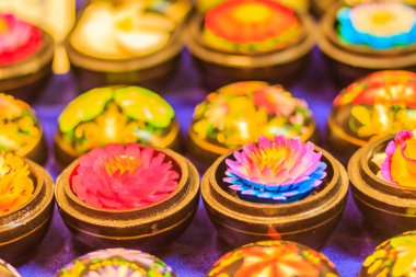 Güzel mum aromatik lotus benzemeye yaptı. Aroma terapi spa için su üzerinde yüzen şeklinde lotus renkli mum oyma