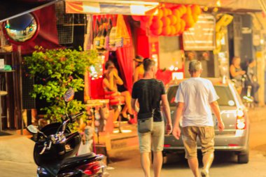 Bangkok, Tayland - 29 Ocak 2017: Uluslararası Bangkok'un seks endüstrisi, Patpong da popüler gece pazarı bilinen göbeğinde bir Kırmızı Fener Sokağı olarak bilinen Patpong, turist ziyaret