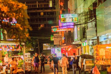 Bangkok, Tayland - 29 Ocak 2017: Uluslararası Bangkok'un seks endüstrisi, Patpong da popüler gece pazarı bilinen göbeğinde bir Kırmızı Fener Sokağı olarak bilinen Patpong, turist ziyaret