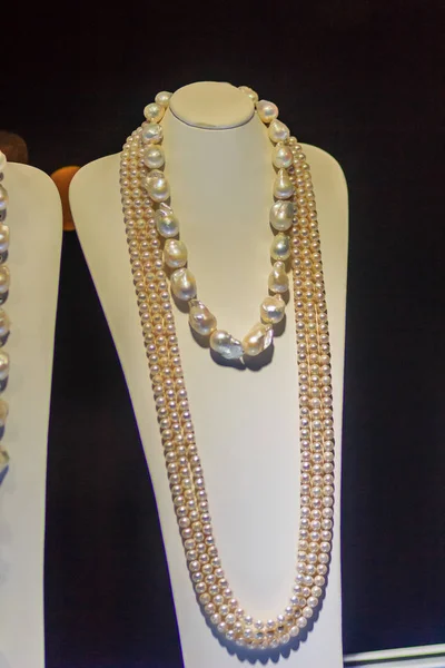 Beautiful Long Pearl Necklaces Displayed Jewelry Shop Poor Light Noise — Stock Photo, Image