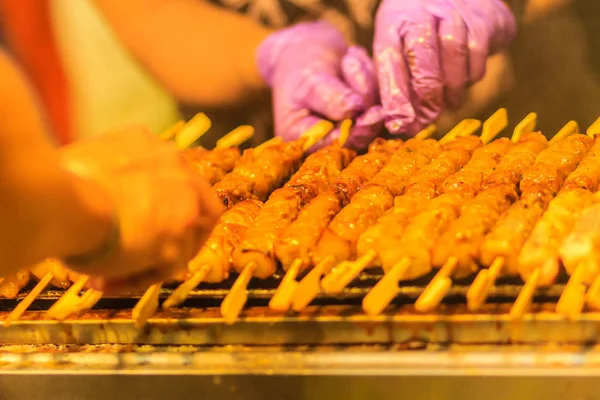 Cierre Vendedor Carne Cerdo Parrilla Satay Carne Cerdo Asado Tailandés — Foto de Stock