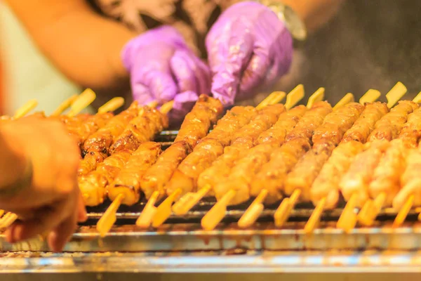 クローズ アップ豚肉串焼きを焼きベンダー ステーキ ロースト豚肉焼きタイ バンコクのナイト マーケットで火画面上 — ストック写真