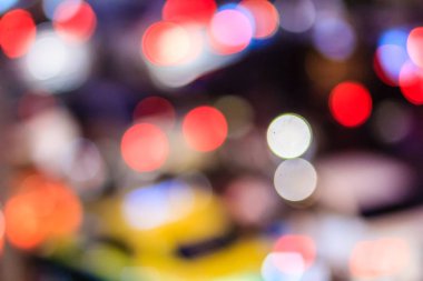 Soyut bulanıklık bokeh akşam trafik jam şehir de yol. Bir trafik sıkışıklığı otomobillerde odak ışıklarını dışında. Işıklar araba trafik sıkışıklığı sokak yol geceleri defocused. Yol trafik sıkışıklığı tarafından bulanıklık odak.