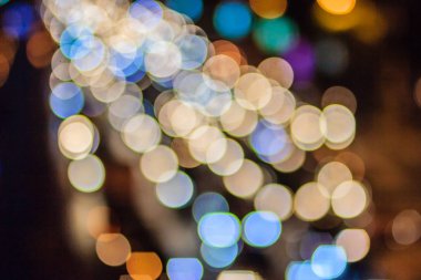 Soyut bulanıklık bokeh akşam trafik jam şehir de yol. Bir trafik sıkışıklığı otomobillerde odak ışıklarını dışında. Işıklar araba trafik sıkışıklığı sokak yol geceleri defocused. Yol trafik sıkışıklığı tarafından bulanıklık odak.