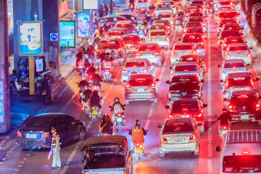 Bangkok, Tayland - 30 Ocak 2017: Görünümü trafik sıkışıklığı gece Sathorn Road, Sathorn district, Bangkok, Tayland.