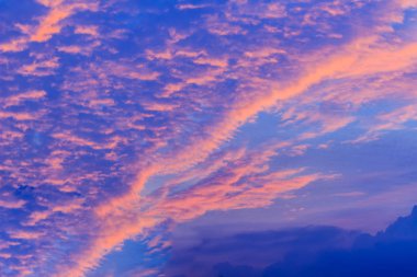 Kırmızı, turuncu ve mavi arka plan bulutlar dramatik gökyüzü ile renkli. Romantik günbatımı arka plan güzel mavi, kırmızı ve sarı bulutlar ile.