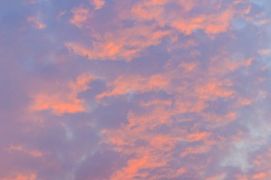 Kırmızı, turuncu ve mavi arka plan bulutlar dramatik gökyüzü ile renkli. Romantik günbatımı arka plan güzel mavi, kırmızı ve sarı bulutlar ile.