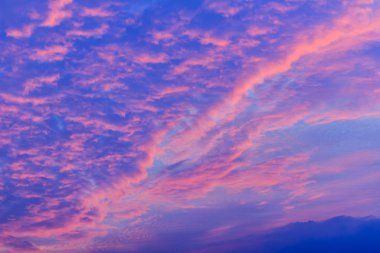 Kırmızı, turuncu ve mavi arka plan bulutlar dramatik gökyüzü ile renkli. Romantik günbatımı arka plan güzel mavi, kırmızı ve sarı bulutlar ile.