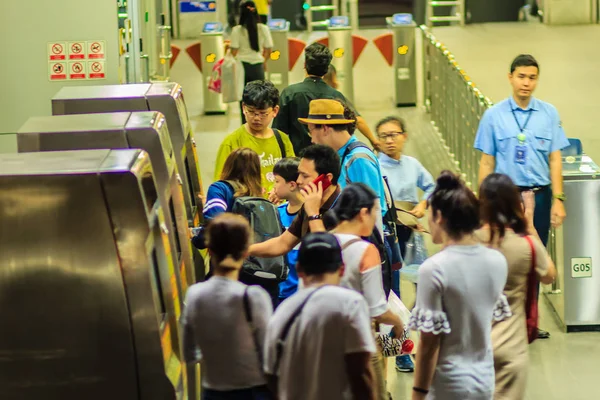 Bangkok Tajlandia Stycznia 2017 Roku Ludzie Używane Bilet Automat Kupić — Zdjęcie stockowe