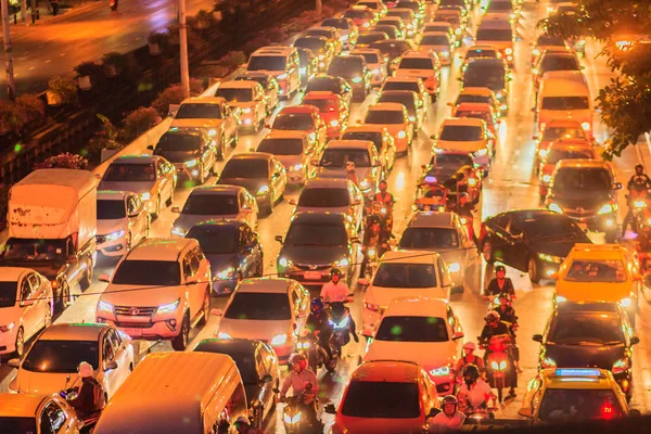 サトーン通り サトーン地区 バンコク タイの夜渋滞のバンコク タイ王国 2017 ビュー — ストック写真