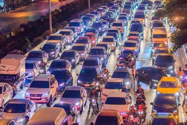 サトーン通り サトーン地区 バンコク タイの夜渋滞のバンコク タイ王国 2017 ビュー — ストック写真