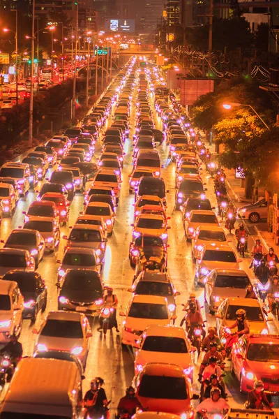 サトーン通り サトーン地区 バンコク タイの夜渋滞のバンコク タイ王国 2017 ビュー — ストック写真