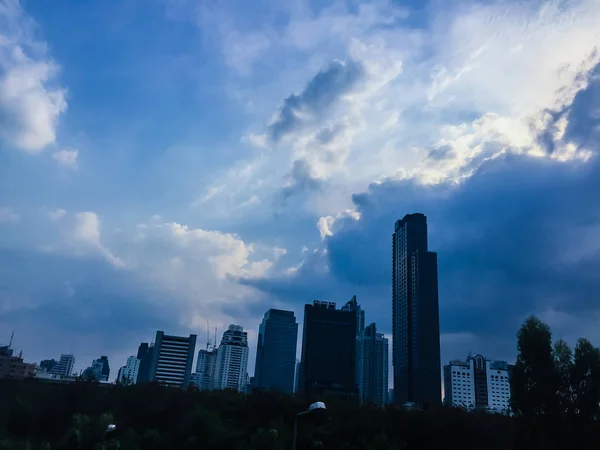 曼谷上空美丽的云朵 异国情调的天际线城市夏天五颜六色的蓝天与城市风景城市大厦和云彩日落或晨光 — 图库照片