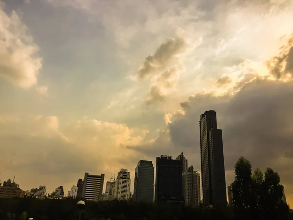 バンコク市内美しい雲 エキゾチックなスカイライン市夏の景観都市建物と雲夕日や朝光とカラフルなの青い空 — ストック写真