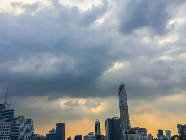 バンコク市内美しい雲 エキゾチックなスカイライン市夏の景観都市建物と雲夕日や朝光とカラフルなの青い空 — ストック写真