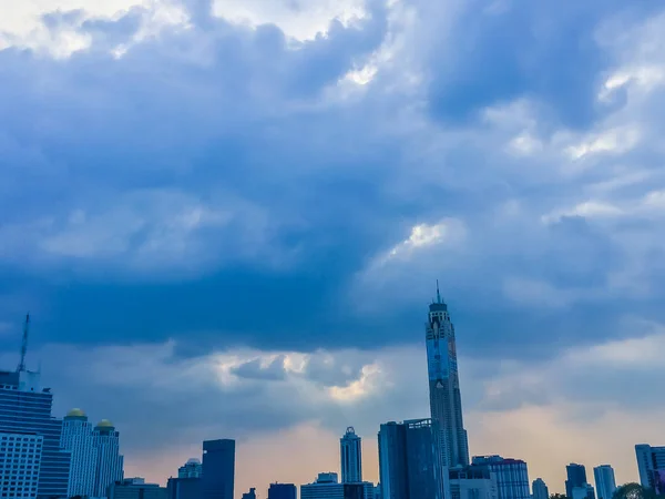曼谷上空美丽的云朵 异国情调的天际线城市夏天五颜六色的蓝天与城市风景城市大厦和云彩日落或晨光 — 图库照片