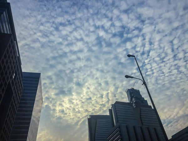 Úžasné Mraky Mammatus Nad Bangkok Thajsko Vysokými Budovami Popředí — Stock fotografie