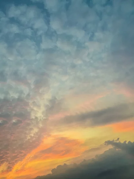 Kolorowe Czerwony Pomarańczowy Niebieski Niebo Dramatyczne Chmury Dla Streszczenie Tło — Zdjęcie stockowe