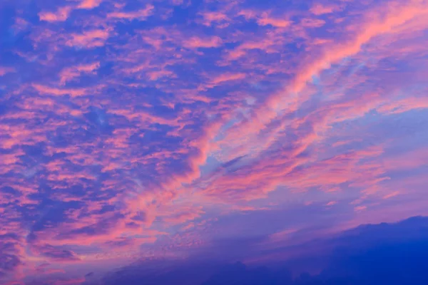Kırmızı, turuncu ve mavi arka plan bulutlar dramatik gökyüzü ile renkli. Romantik günbatımı arka plan güzel mavi, kırmızı ve sarı bulutlar ile.