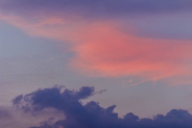 Kırmızı, turuncu ve mavi arka plan bulutlar dramatik gökyüzü ile renkli. Romantik günbatımı arka plan güzel mavi, kırmızı ve sarı bulutlar ile.