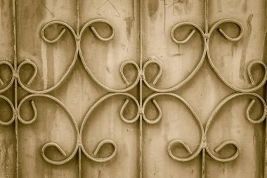 Eski dövme demir çubukları grunge ve paslı çelik arka kapısı. Demir ızgara süs güzelleşmek ayrıntılı arka plan. Eski paslı çit metalik kapısı desenli kavisli çelik arka plan.