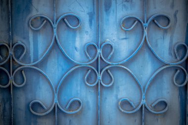 Eski dövme demir çubukları grunge ve paslı çelik arka kapısı. Demir ızgara süs güzelleşmek ayrıntılı arka plan. Eski paslı çit metalik kapısı desenli kavisli çelik arka plan.