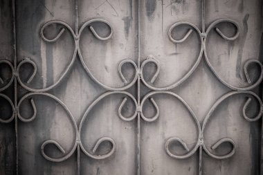 Eski dövme demir çubukları grunge ve paslı çelik arka kapısı. Demir ızgara süs güzelleşmek ayrıntılı arka plan. Eski paslı çit metalik kapısı desenli kavisli çelik arka plan.