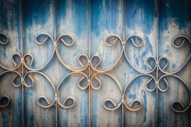 Eski dövme demir çubukları grunge ve paslı çelik arka kapısı. Demir ızgara süs güzelleşmek ayrıntılı arka plan. Eski paslı çit metalik kapısı desenli kavisli çelik arka plan.