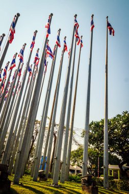 Tayland ülke bayrakları güzel manzarasına adamların Kraliçe Sirikit Ulusal Kongre Merkezi'nde Bangkok, Tayland.