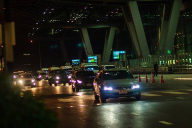 Bangkok, Tayland - 21 Şubat 2017: Turist Suvarnabhumi Uluslararası Havaalanı'nda sabah uçuş kalkış için trafik sıkışıklığı sırasında geldi oldu. Geç gece düşük ışık ve tahıl atış.