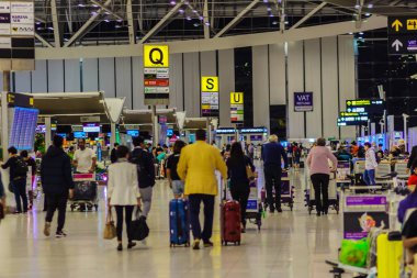 Bangkok, Tayland - 21 Şubat 2017: Yolcu kalabalık yürümek-den geçerek gidiş salonu kontrol-in Suvarnabhumi Uluslararası Havaalanı'nda