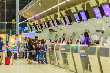 Bangkok, Tayland - 21 Şubat 2017: Tanımlanamayan yolcu satır yukarı gidiş salonu Suvarnabhumi Uluslararası Havaalanı'nda iade sayaçları sıraya