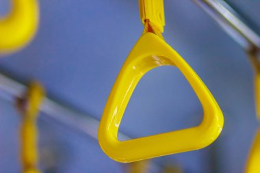 Ayakta yolcu için tavan rayları üzerinde sarı işler. Mrt üzerinde işlemek, önlemek toppling.underground demiryolu sistemi ya da metro, tren ve otobüs tutamacı tutunarak insanlar. Seçici odak