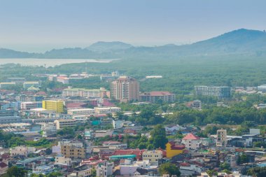 Güzel manzaralı Phuket şehir Khao Rang bakış açısından, Phuket şehir, Tayland küçük tepe. 