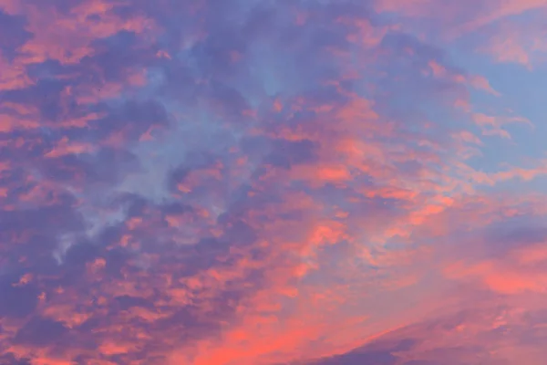다채로운 추상적인 배경에 구름에 오렌지 극적인 파란색 빨간색 노란색 구름과 — 스톡 사진