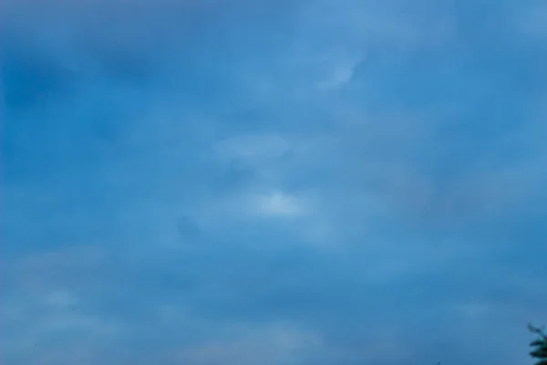 Gyönyörű Kék Felhők Kék Háttérrel — Stock Fotó