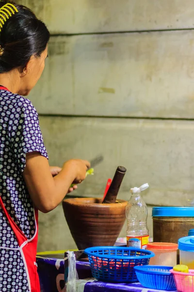 Somtam Leverantör Skivning Papaya Till Murbruk Natten Slummen Bangkok Thailand — Stockfoto