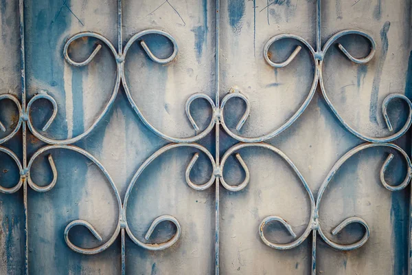 Eski dövme demir çubukları grunge ve paslı çelik arka kapısı. Demir ızgara süs güzelleşmek ayrıntılı arka plan. Eski paslı çit metalik kapısı desenli kavisli çelik arka plan.