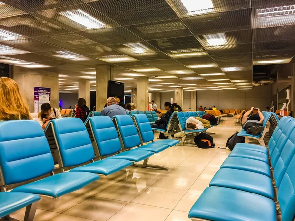 バンコク 2017 正体不明の疲れている乗客はスワンナプーム国際空港ターミナルの椅子で寝て 朝のフライトを待っています — ストック写真