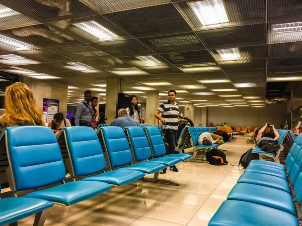 バンコク 2017 正体不明の疲れている乗客はスワンナプーム国際空港ターミナルの椅子で寝て 朝のフライトを待っています — ストック写真