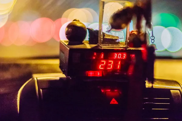 Taksi Ücreti Gösterildiği Metre Düşük Işık Tahıl Geç Gece Takside — Stok fotoğraf
