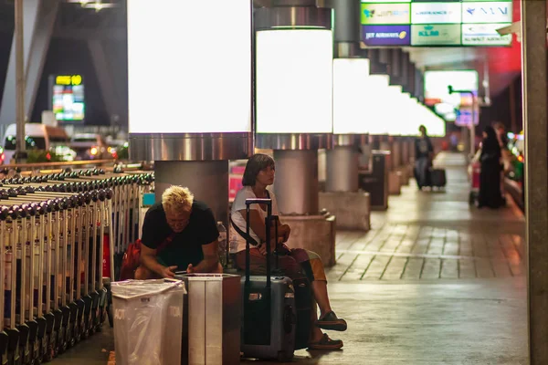 Bangkok Tajlandia Lutego 2017 Niezidentyfikowany Pasażerów Czeka Taksówkę Późno Nocy — Zdjęcie stockowe