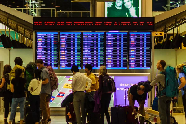 Bangkok Tajlandia Lutego 2017 Pasażerów Sprawdzanie Harmonogramu Cyfrowy Deska Zapowiedź — Zdjęcie stockowe