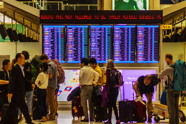 デジタル スケジュールのチェックの乗客ボード発表スワンナプーム国際空港の出発便でバンコク 2017 — ストック写真
