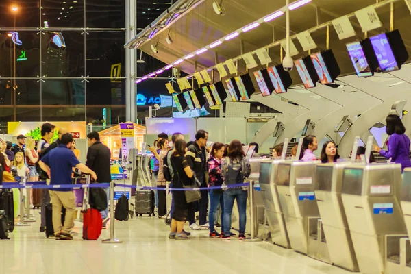スワンナプーム国際空港の出発ホールのチェックイン カウンターでキューをバンコク タイ王国 2017 正体不明の乗客ライン — ストック写真